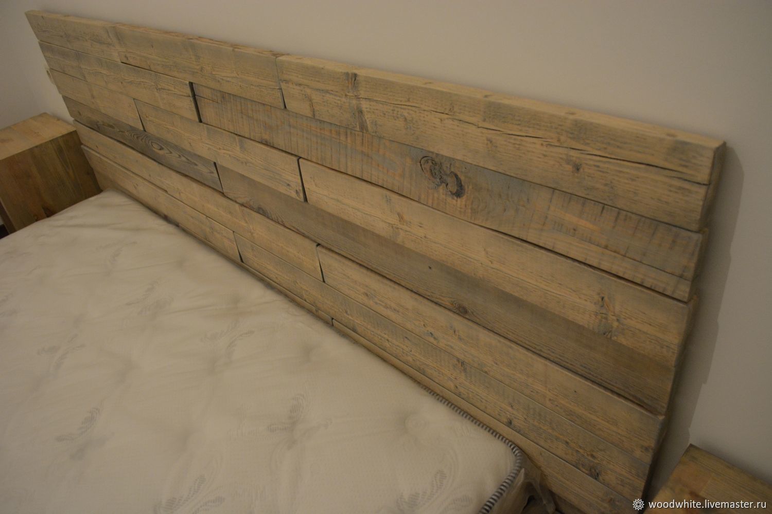 Кровать из амбарной доски