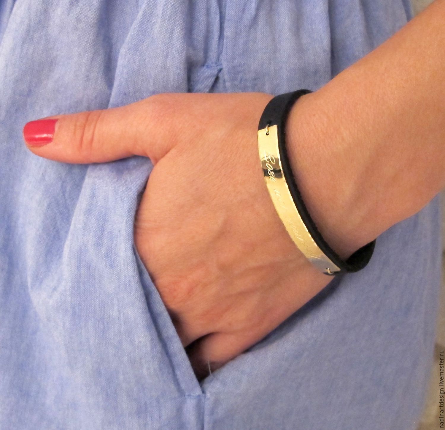 Женский кожаный браслет с гравировкой на память. Красивое украшение