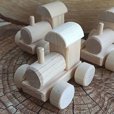 Клумба-паровозик из деревянных ящиков для сада