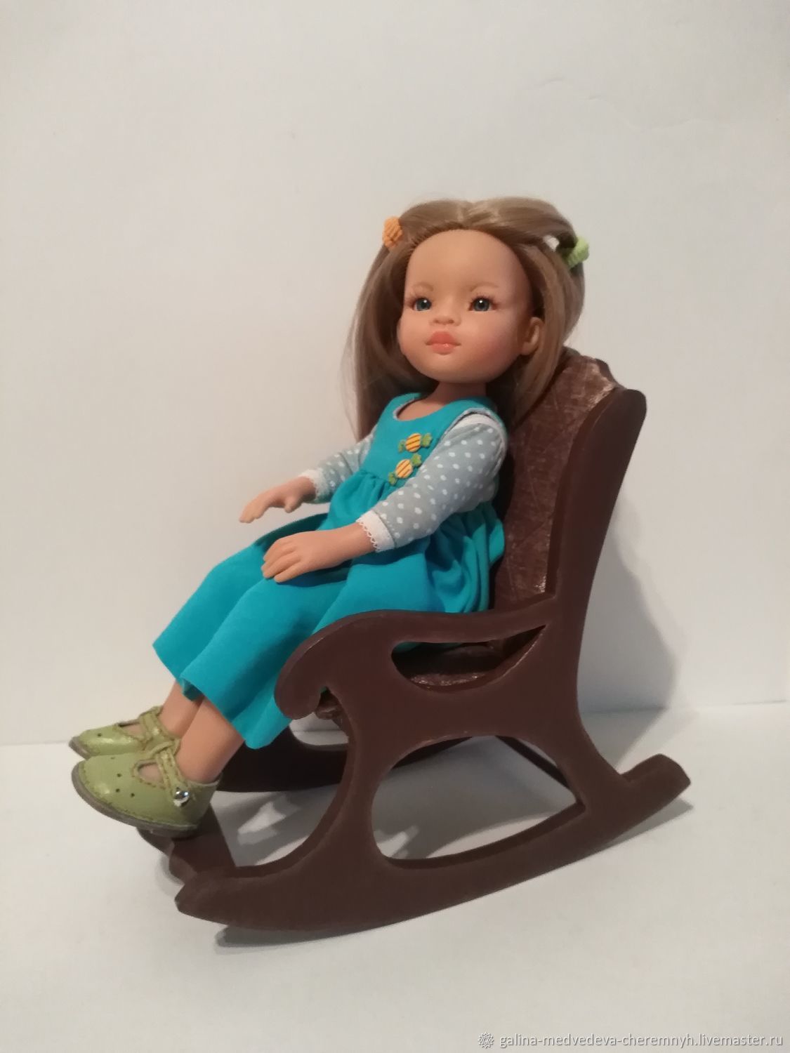 кресло для кукол в машину