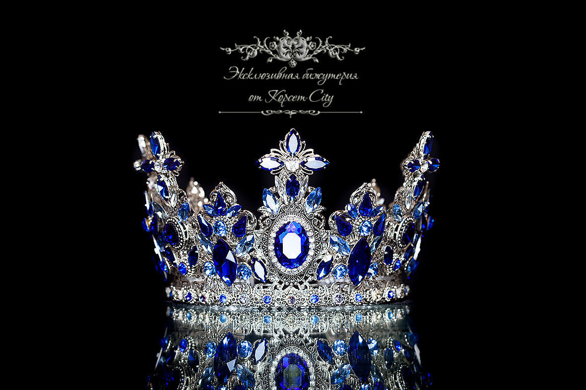 Корона на черном фоне. Картина корона на черном фоне. Корона с голубыми камнями. Синяя корона.