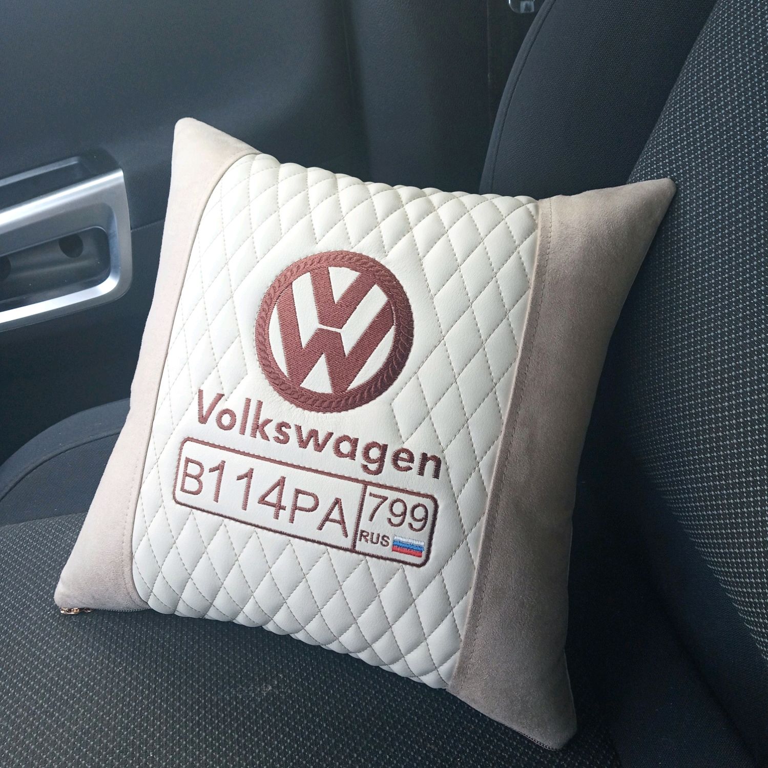 Купить автомобильную подушку. Подушка для автомобиля. Подушка в машину с логотипом. Автомобильная подушка Volkswagen. Декоративные подушки для автомобиля.