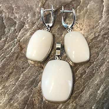 Украшения ручной работы. Ярмарка Мастеров - ручная работа Комплекты украшений: Серьги и подвеска. Кахолонг.. Handmade.