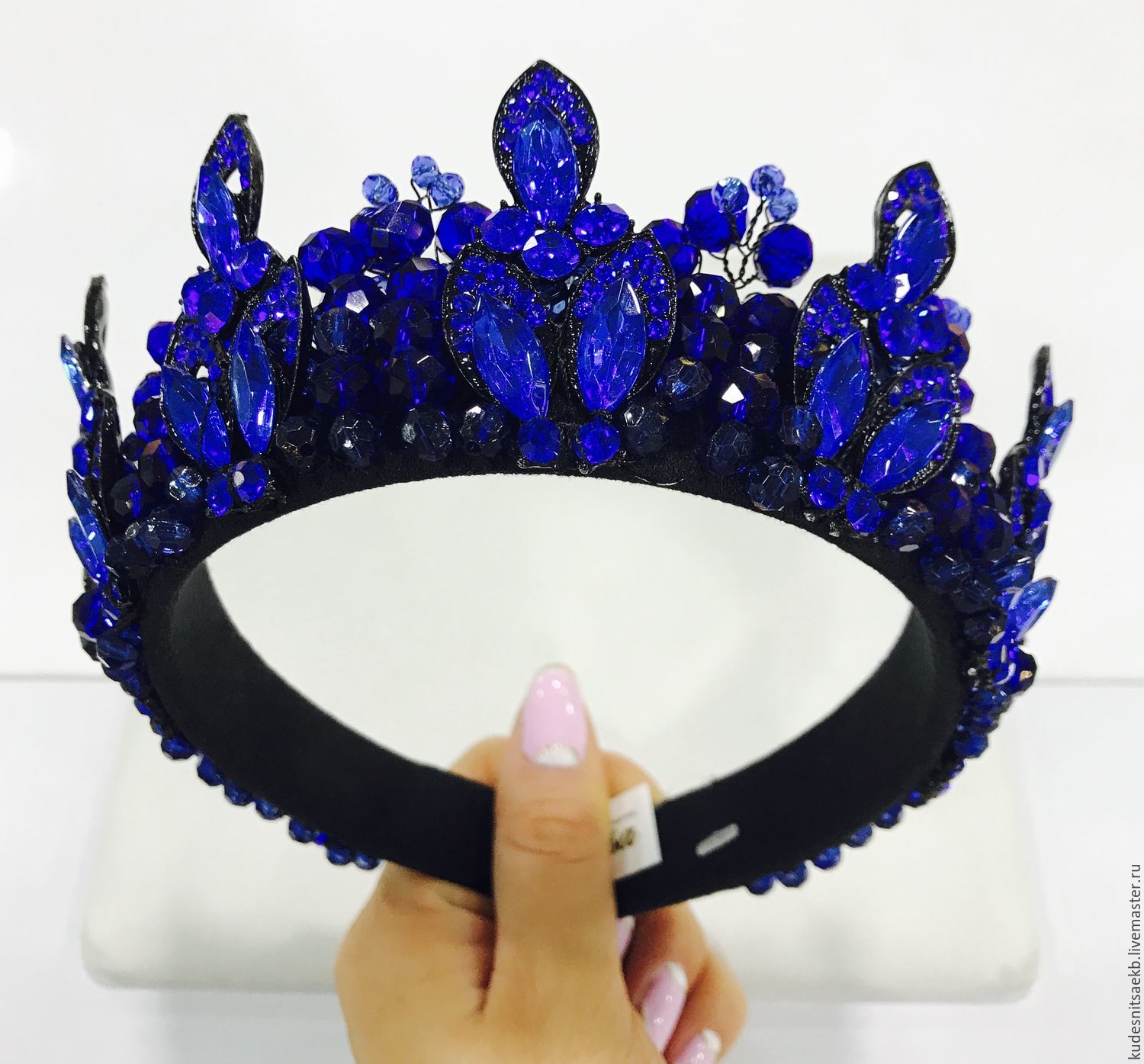 f63fcdad998291fa4883d03544ab--ukrasheniya-tiara-sinee-more.jpg
