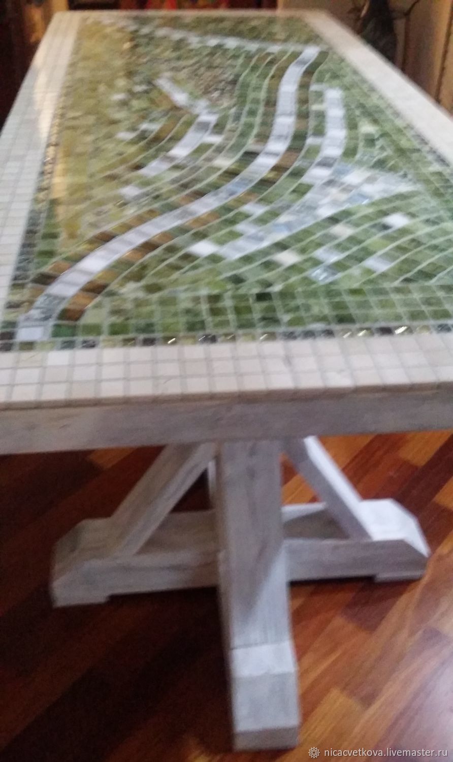 Кухонный стол с мозаикой