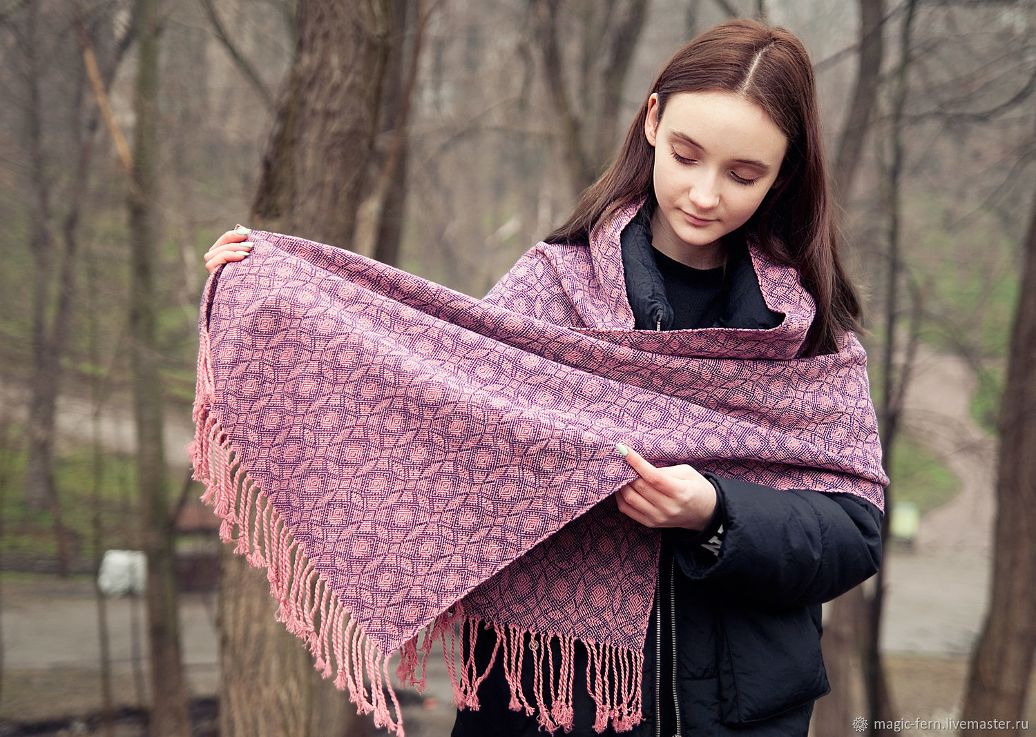 Палантин ручной работы. Палантин шерстяной русалка красный. Валяные палантины. Валяный шарф. Тканые палантины.