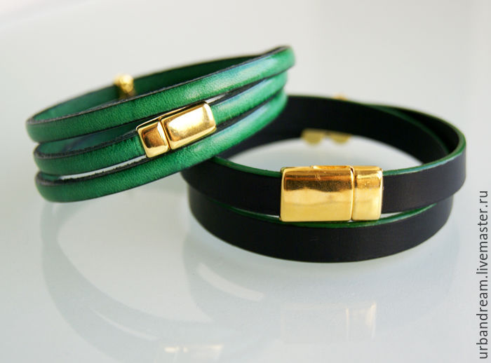 Комплект кожаных браслетов  "Gold and Green"