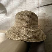 Шляпа из рафии с широкими полями
