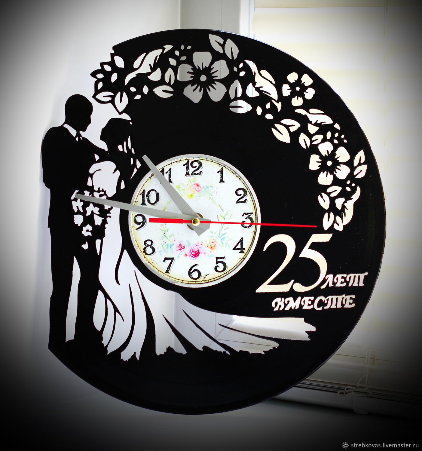 25 часов вместе. Часы swimming настенные. Часы настенные на годовщину свадьбы марахановы. Дизайн из виниловых пластинок на стене. Часы для плавания.
