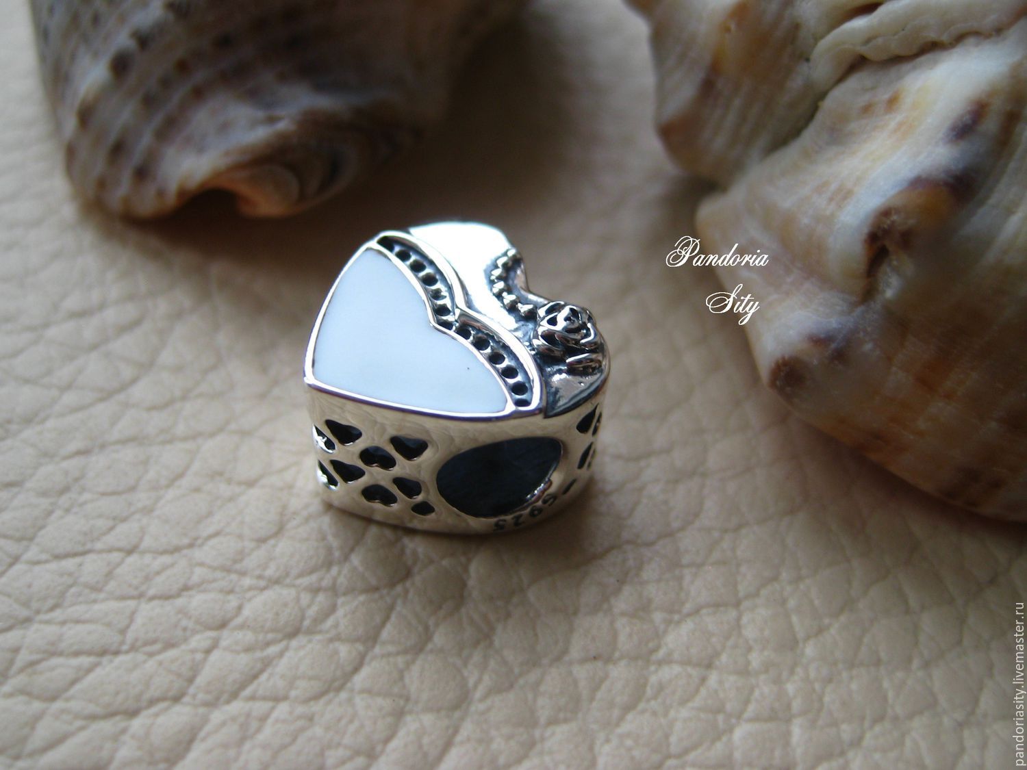 Брошь ив сен лоран винтаж. Пандора браслет цепочка. Кулон с лабрадором в серебре. Шарм невеста. Бабочки подружки pandora.