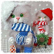 Куклы и игрушки handmade. Livemaster - original item Soft toys: Behind the Christmas tree, a knitted cat and a kitten. Handmade.