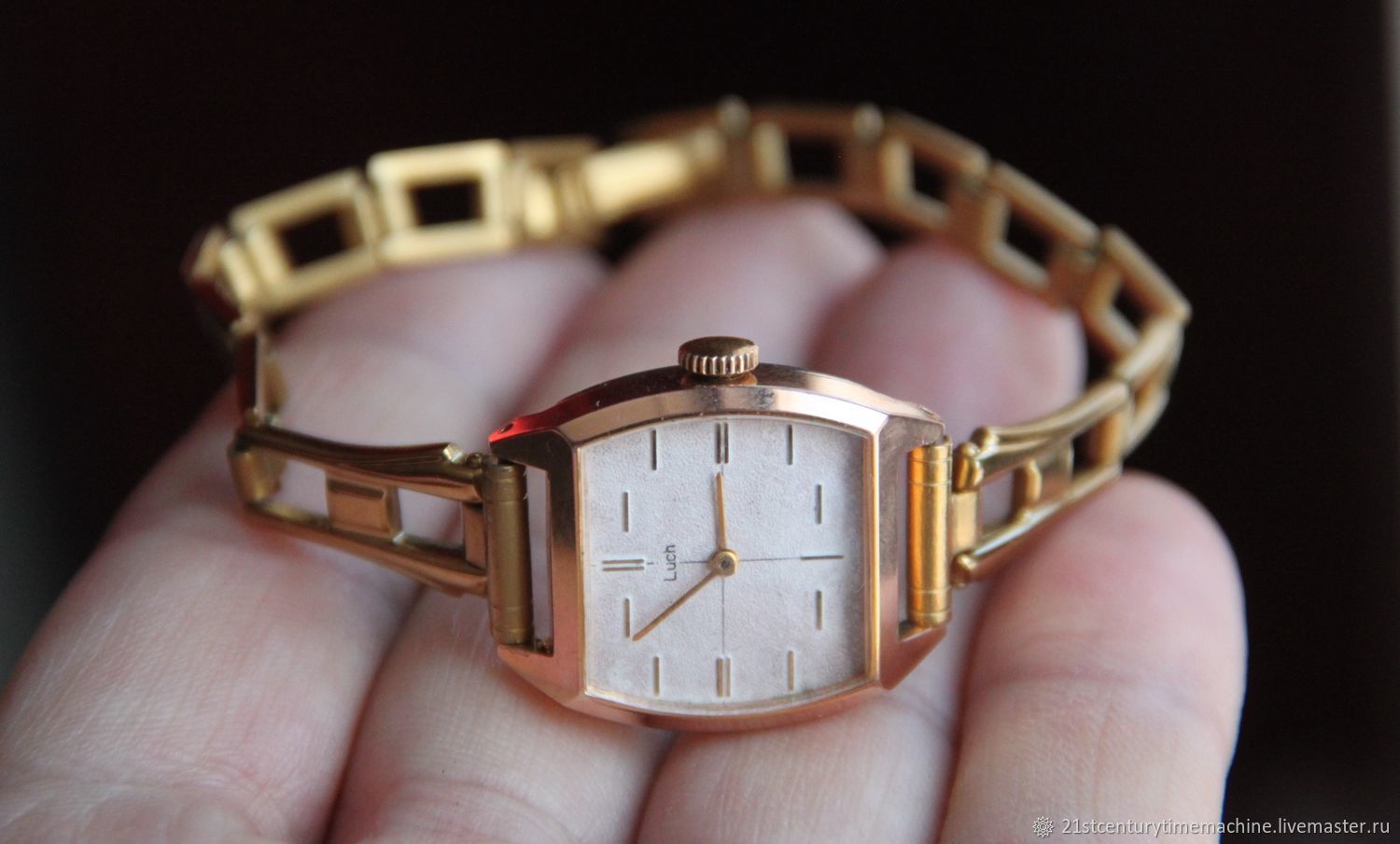 Женские наручные часы Луч СССР из золота пробы купить в Москве