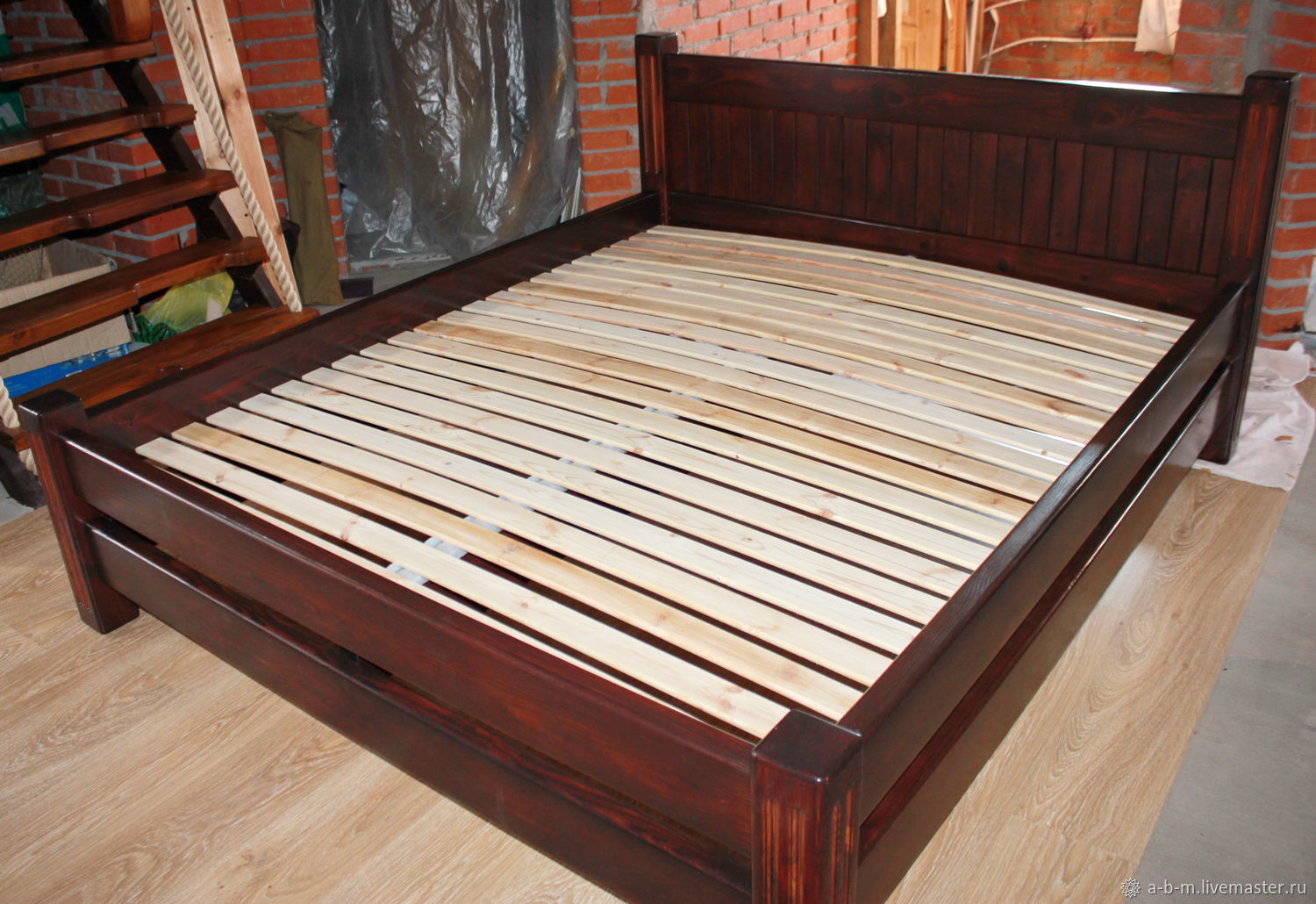 Кровать деревянная с металлическим основанием