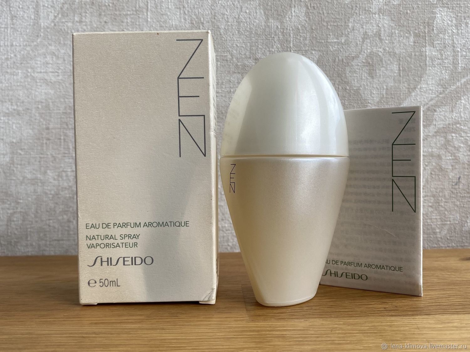 Shiseido 50. Shiseido Zen отливант. Zen Shiseido Eau de Parfum Aromatique в длинном белом флаконе. Шисейдо дзен Фрагрантика. Шисейдо Зен реклама.