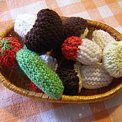 Small knitted cap-beanie