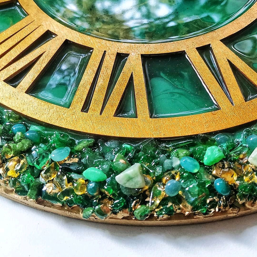 Время самоцветов. Часы из эпоксидной смолы с камнями. Часы из эпоксидной смолы. Часы зеленые из эпоксидной. Эпоксидная смола часы зеленые.