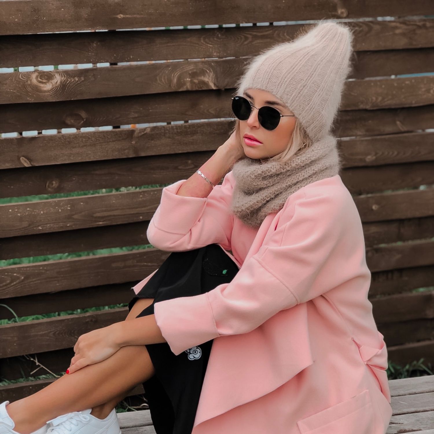 С чем носить розовую шапку зимой