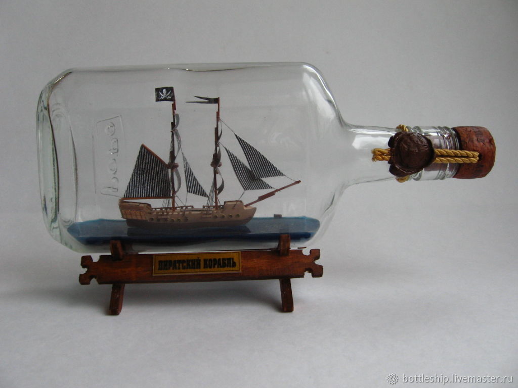 Морские сувениры — корабль в бутылке