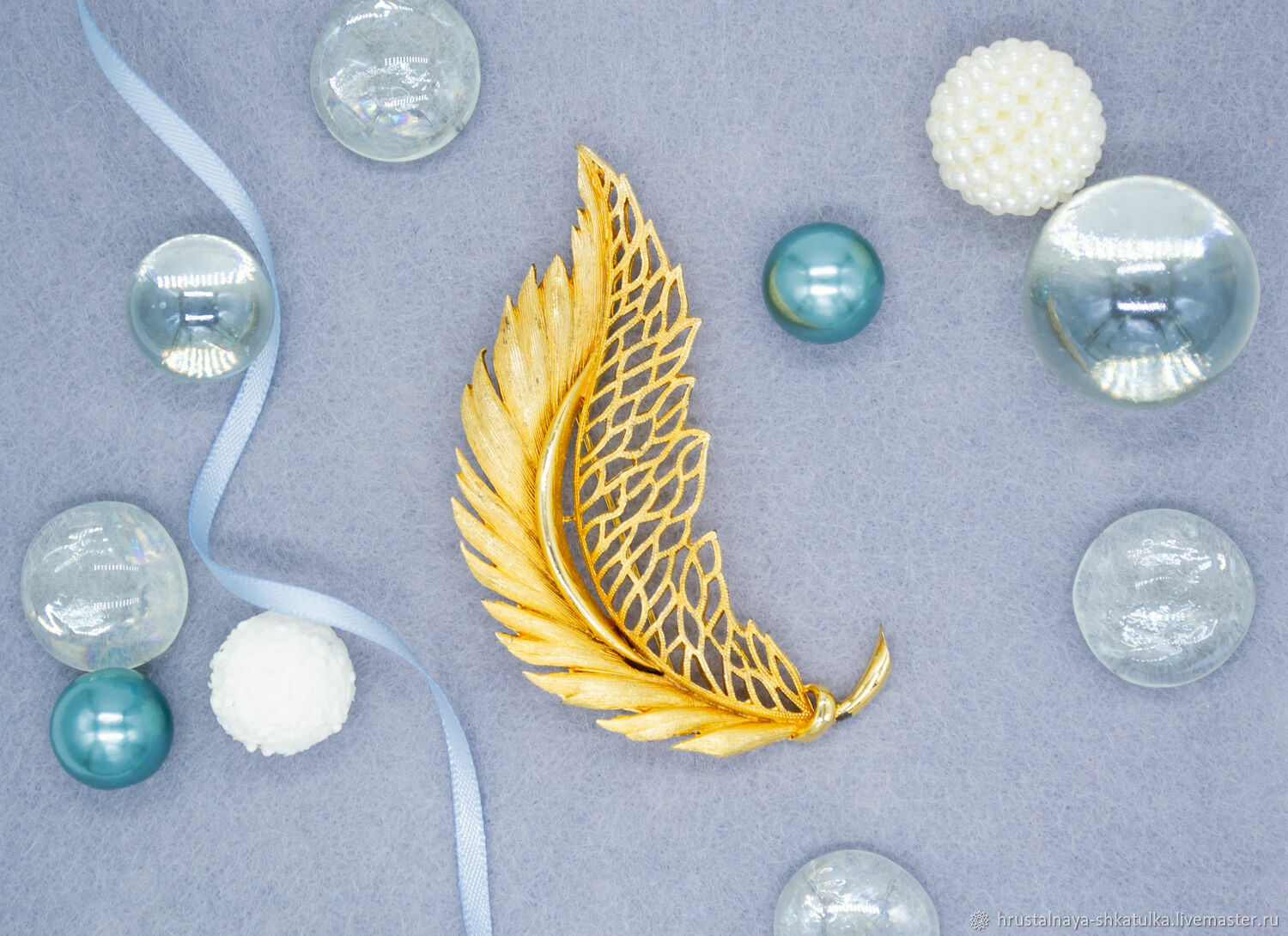 Броши с перьями