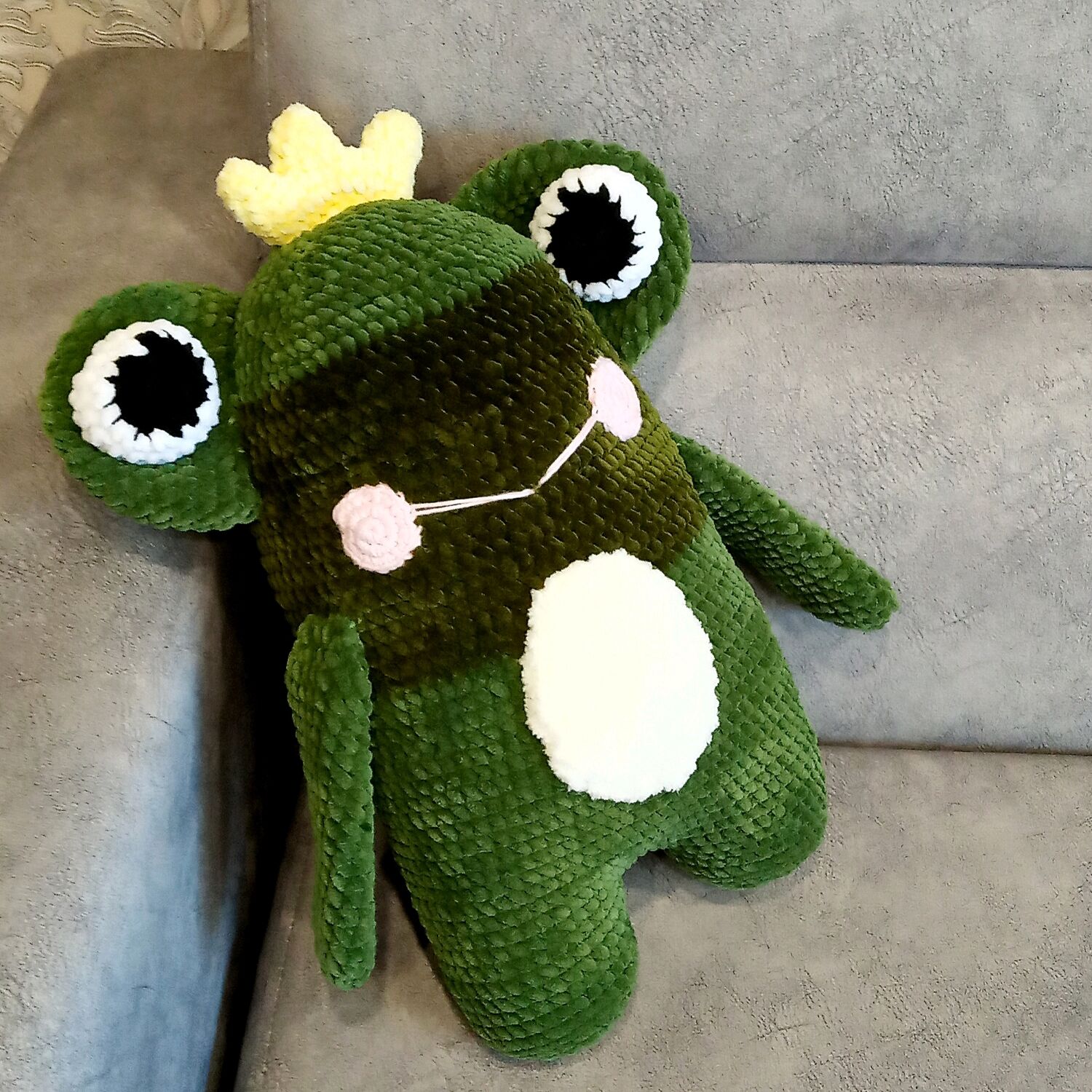 Лягушка вязаная мягкая игрушка. Диванная подушка для детской комнаты ...