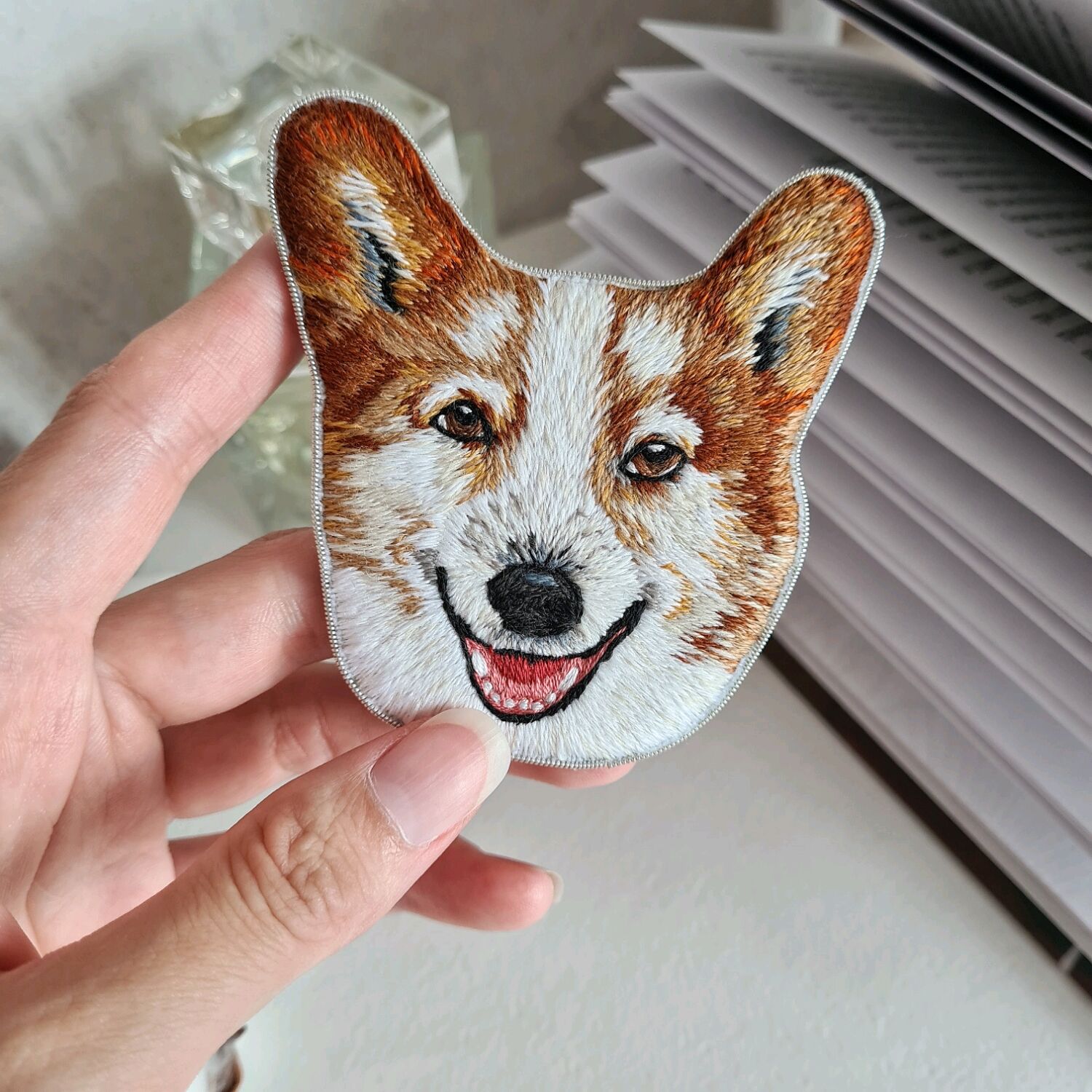 Брошь валяние корги. Брошь корги. Соколов корги. Брошь из бисера корги. Корги брошь.