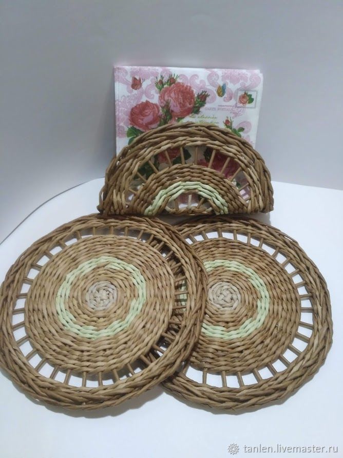 Бумажная лоза тарелки. Тарелка из бумажной лозы. Бумажная лоза тарелки. Плетеные настенные тарелки. Тарелки из бумажных трубочек.