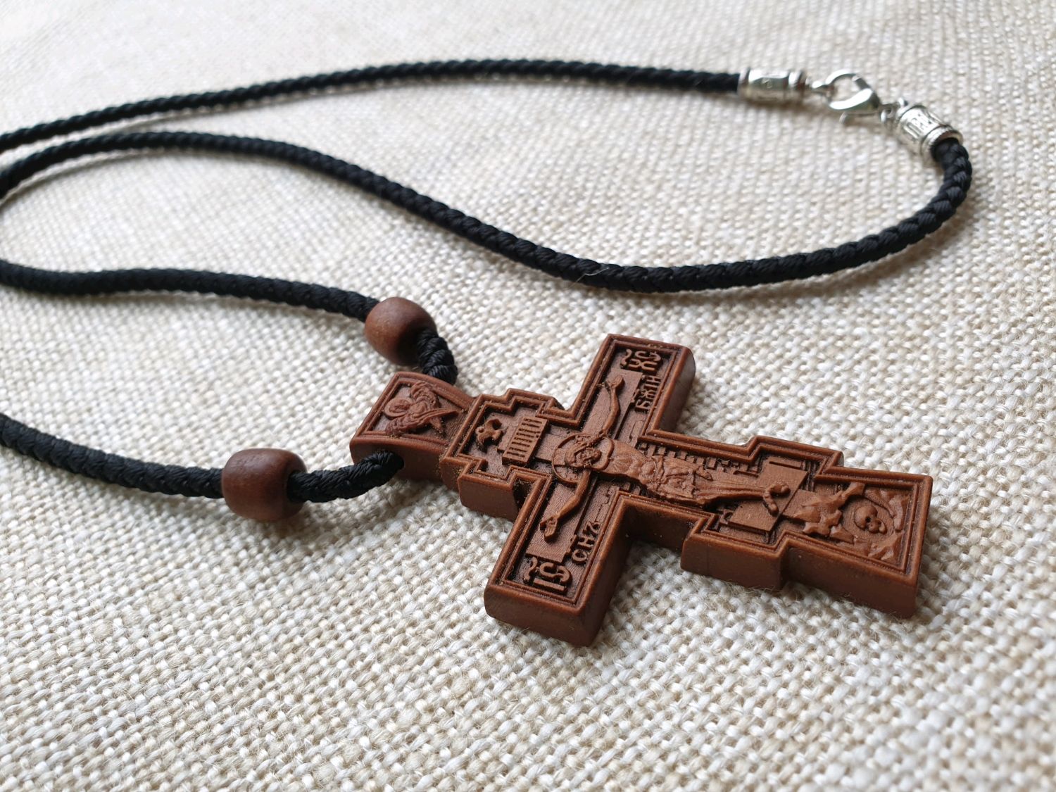 Купить нательный деревянный. Крестик нательный деревянный резной. Крест наперсный деревянный. Крест православный деревянный нательный. Нательный крестик из дерева.