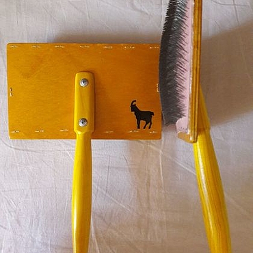 Сделай ческа. Ручной кардер. Щетка для чесания шерсти. Чески для шерсти. Чесалка трепалка для шерсти.