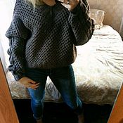 Лавандовый свитер со спущенными плечами с шишками
