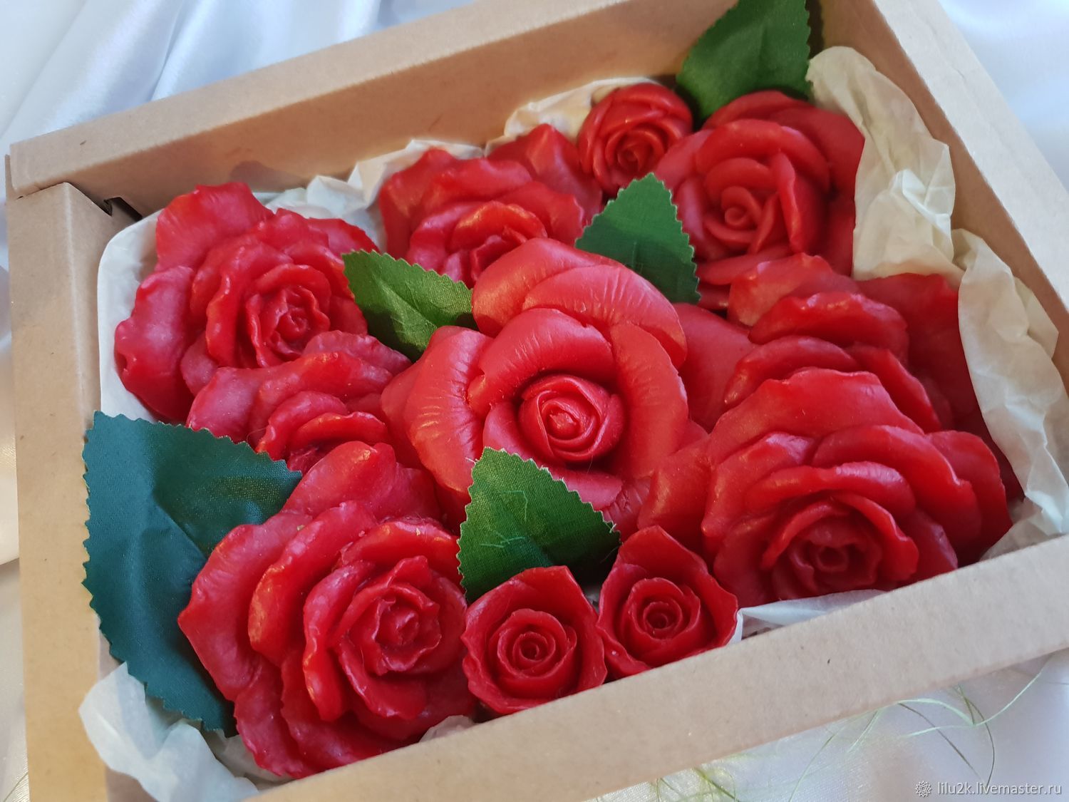 Мыло из роз в домашних условиях. Розочки из мыла. Мыловарение розы. Розы из мыла в коробке. Букет из красных мыльных роз.