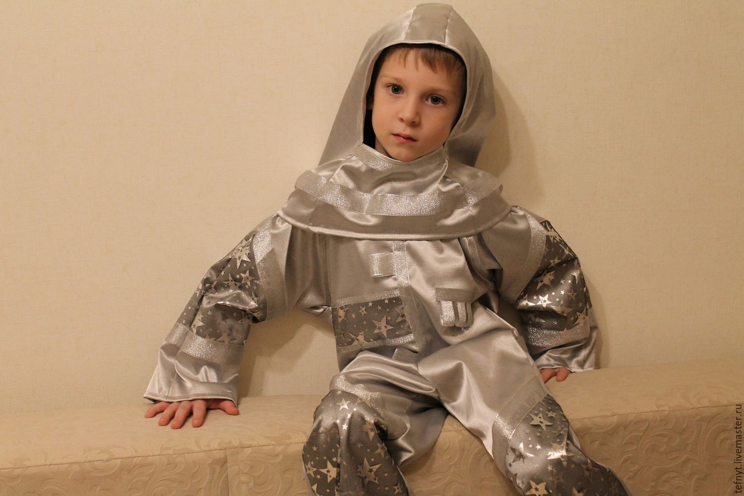 Детский костюм космонавта своими руками. Космический костюм. Космический костюм для девочки в садик. Костюм ребенку на космическую тему. Детский костюм на тему космос.