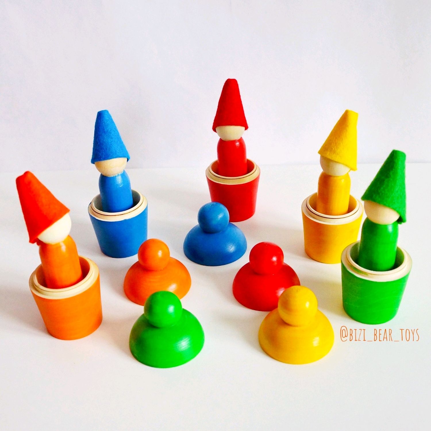 гномики разных цветов. школа семи гномов гномики. несколько гномиков играют с цветными колпаками. разноцветные гномики. несколько гномиков играют с цветными колпаками.