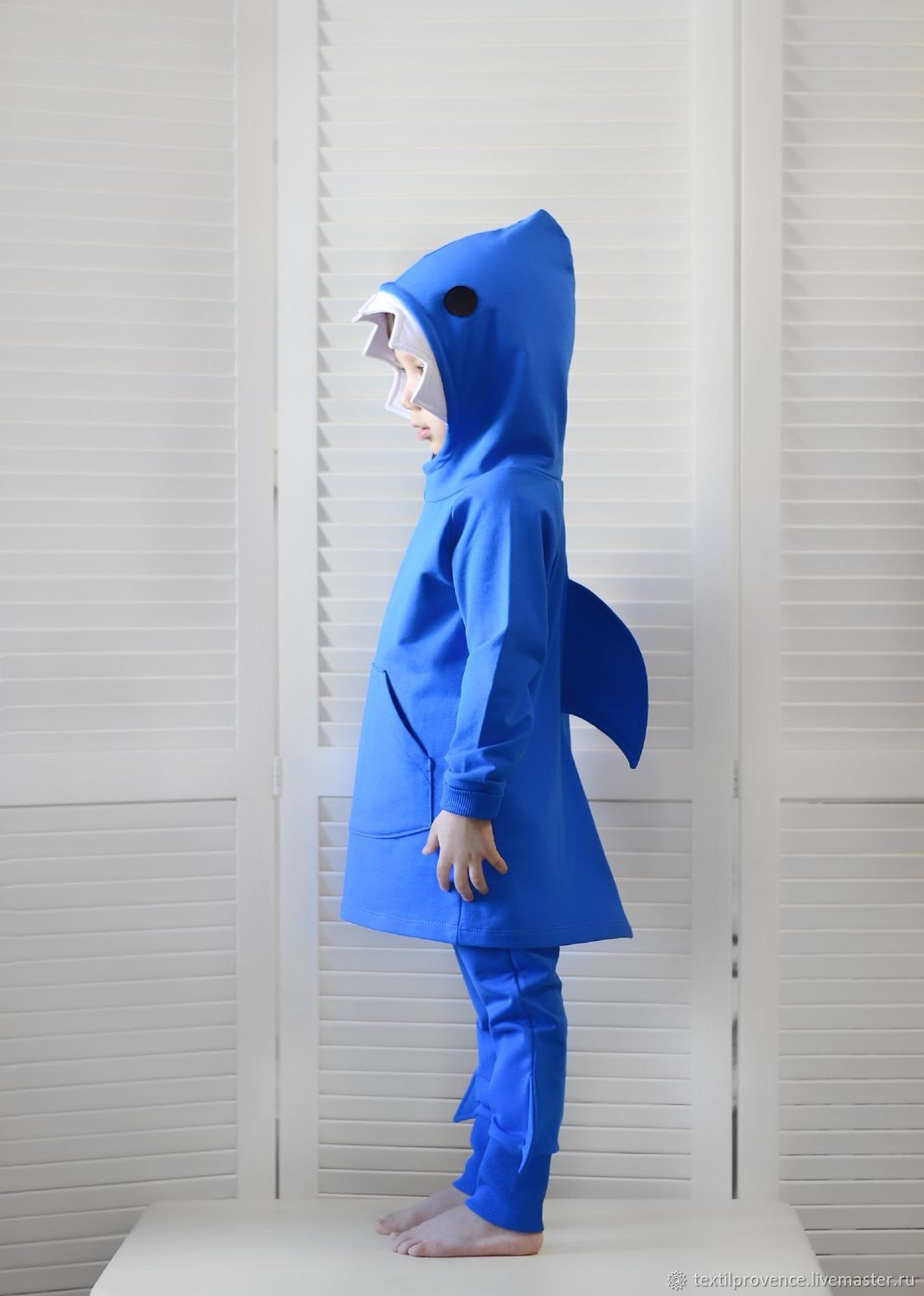 В костюме акулы