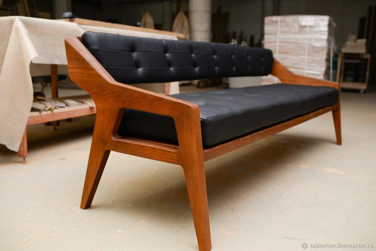 мебель для сидения с деревянным каркасом