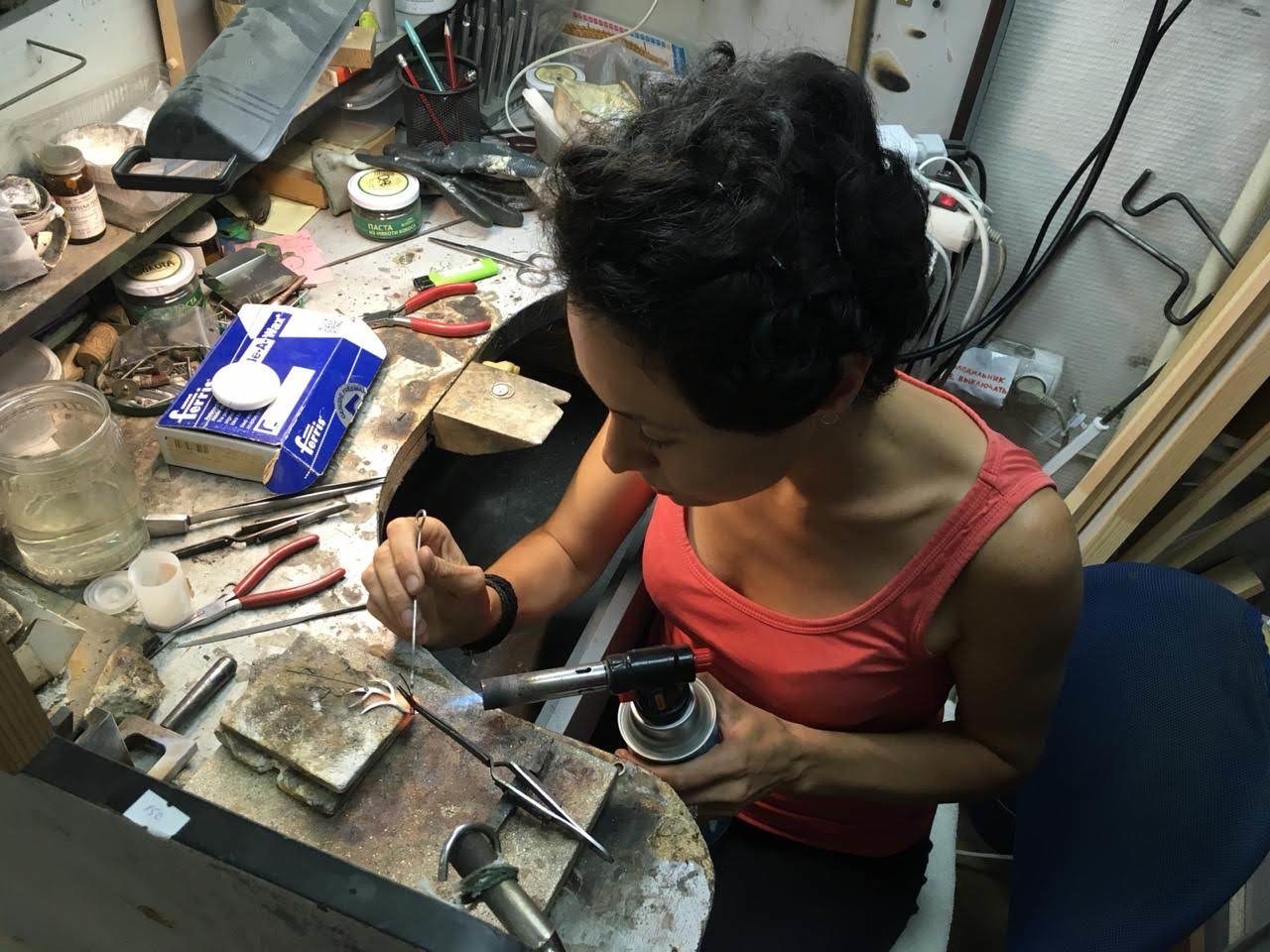 Soldering a castle to a brooch.
Пайка замка к
