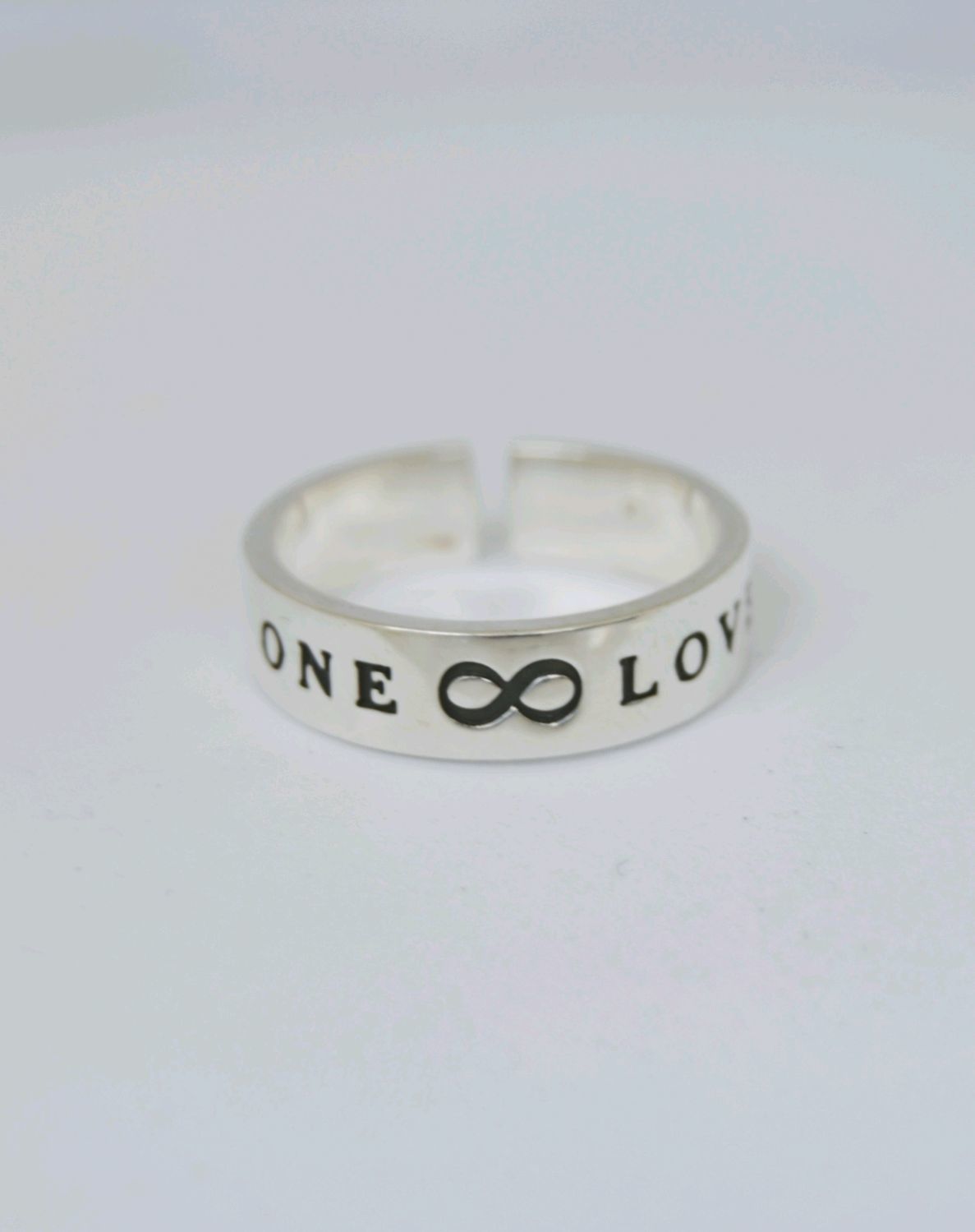 Цум кольца. Серебряное кольцо с надписью. Серебряное кольцо с надписью Love. Серебряное кольцо "Love". Кольцо one Love.