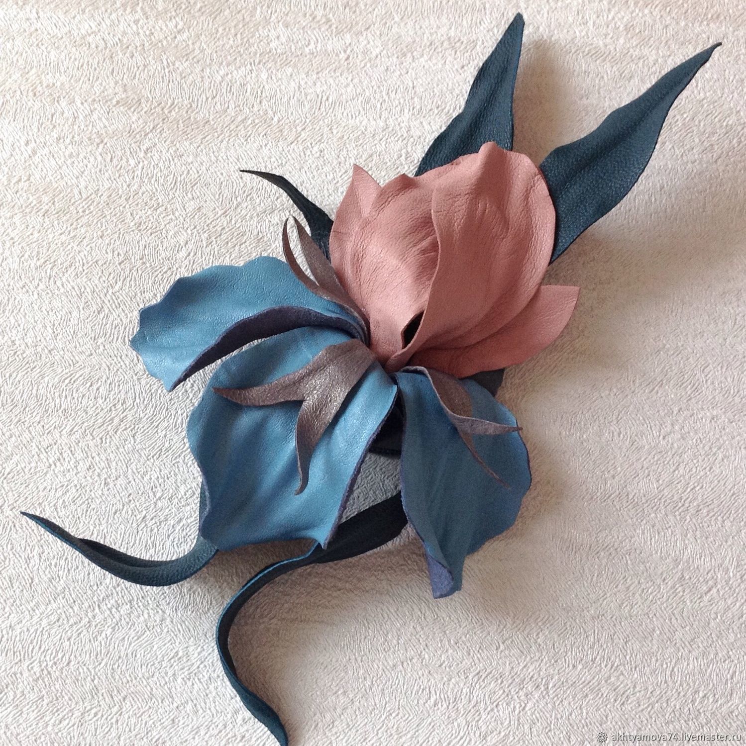 голубой ирис брошь. Fan-07481. ирис из холодного фарфора. кожа ирис. кожа ирис.