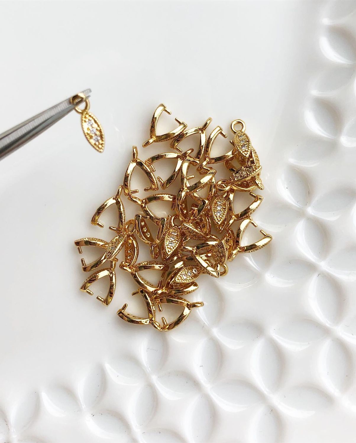 бейл для кулона. держатели (бейлы) для кулонов. бейл фурнитура для бижутерии. фурнитура бейлы. бейлы для кулонов и подвесок.