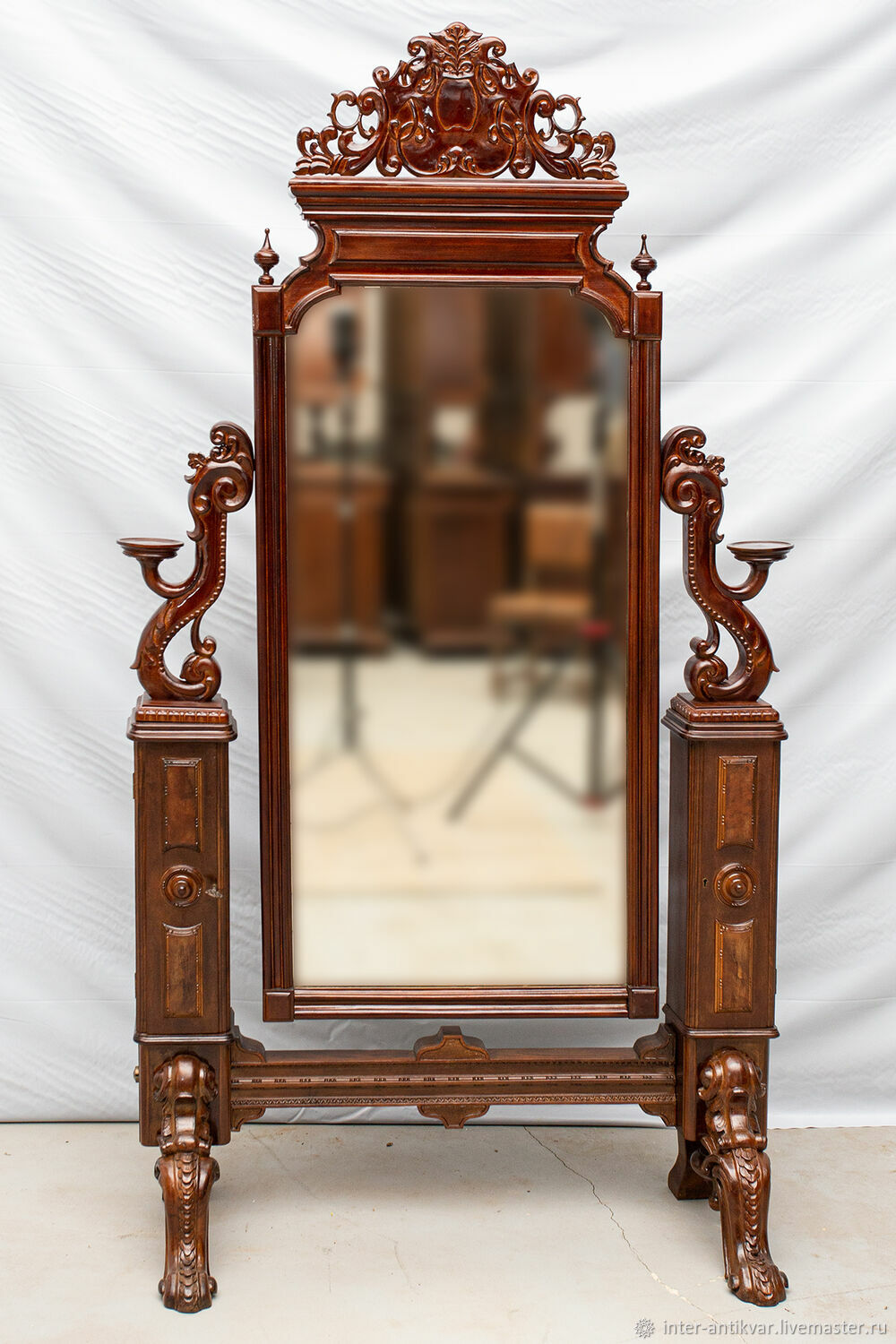 Старинное зеркало в деревянной раме со столиком