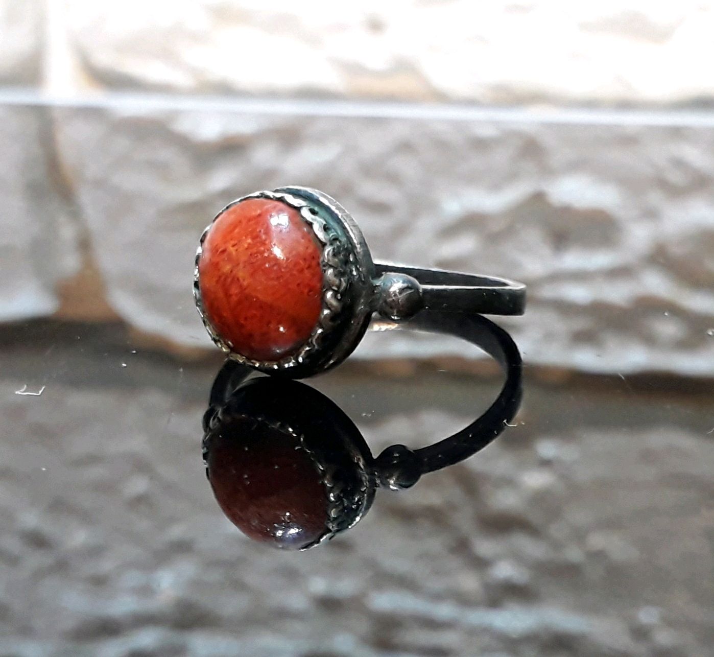 кольца с натуральным кораллом. кольцо с кораллом в серебре. кольцо с кораллом в серебре. кольцо коралл 17. квадратное кольцо с кораллом.