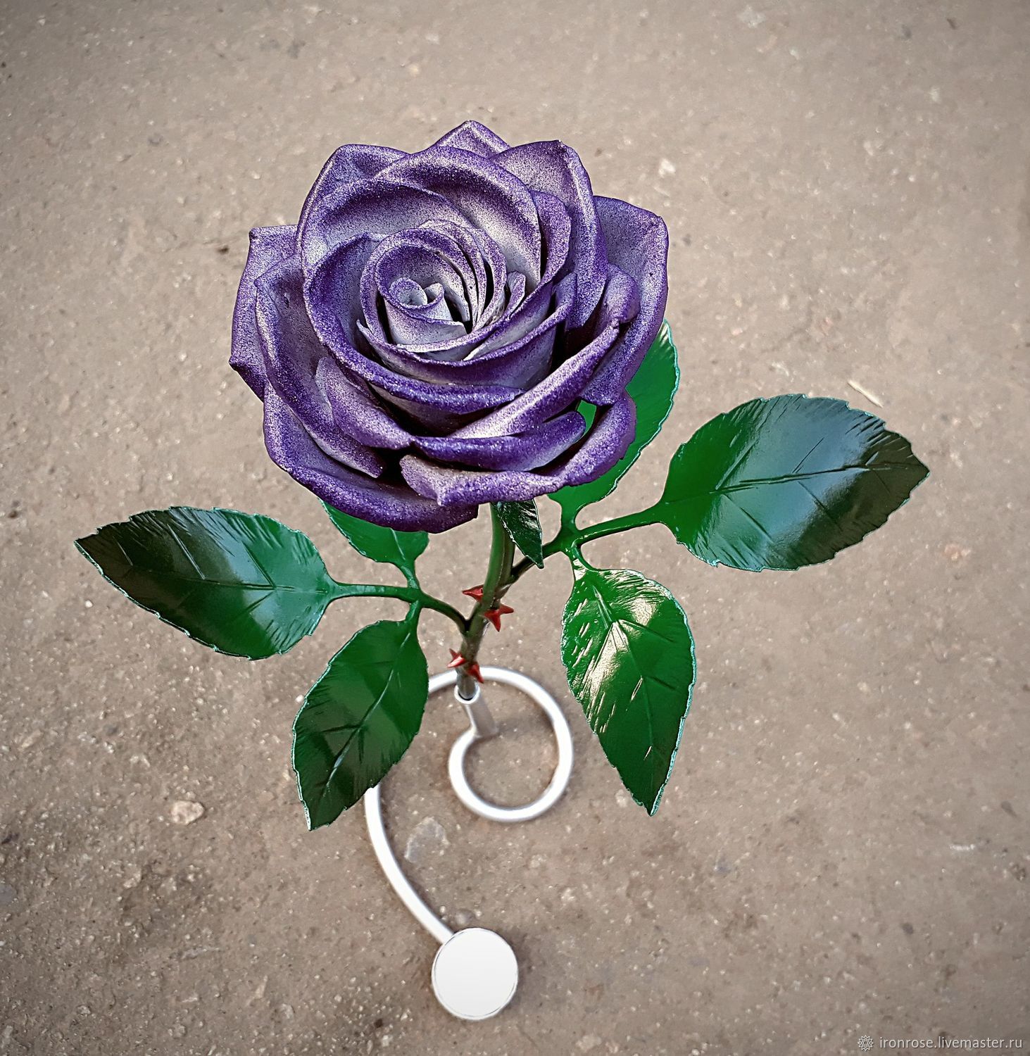 Кованая Железная роза с подставкой в форме сердца