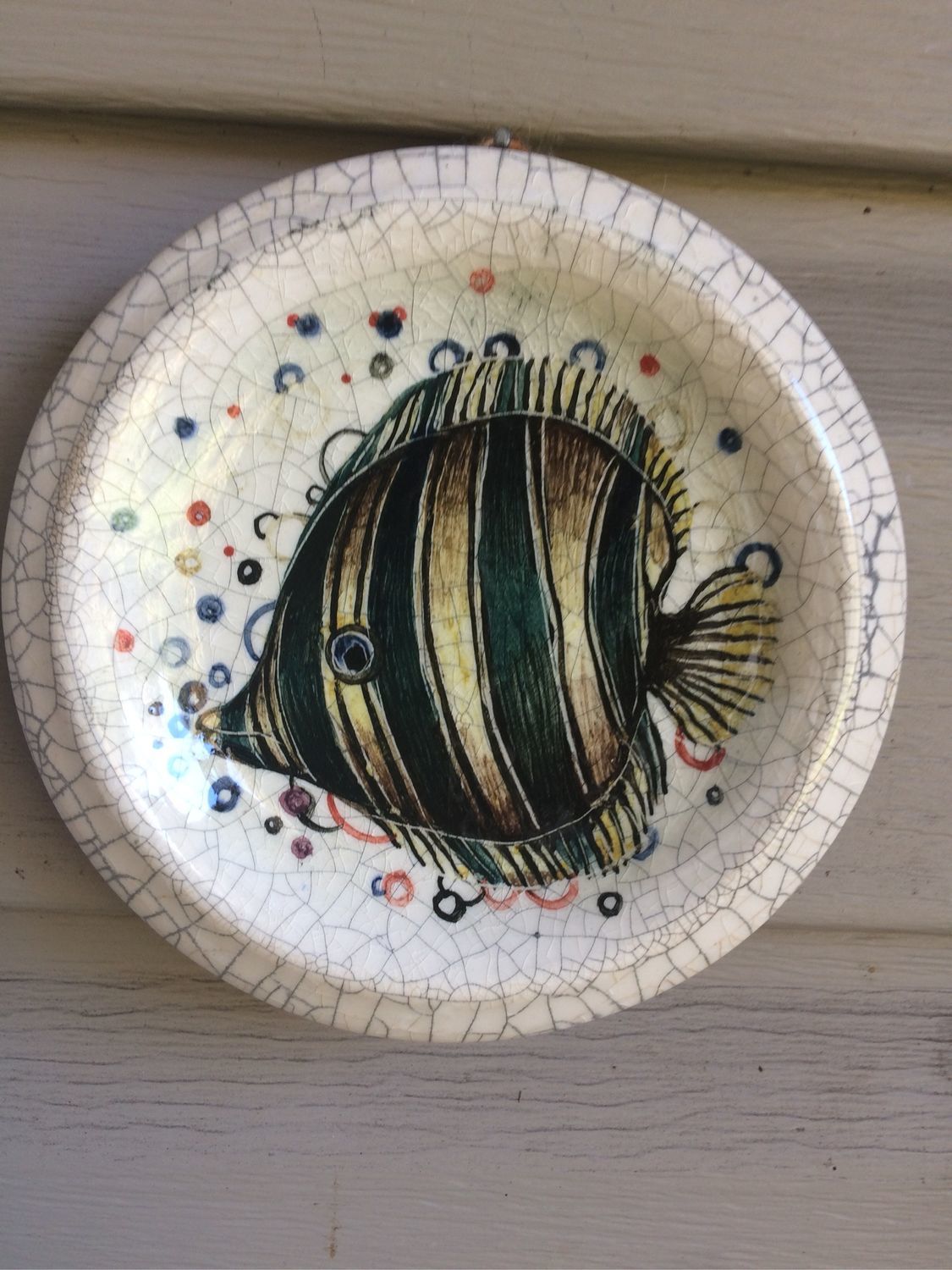 Тарелка рыбка. Тарелка с рыбками. Рыба на тарелке. Декоративное блюдо рыбки. Керамическая рыба тарелка.