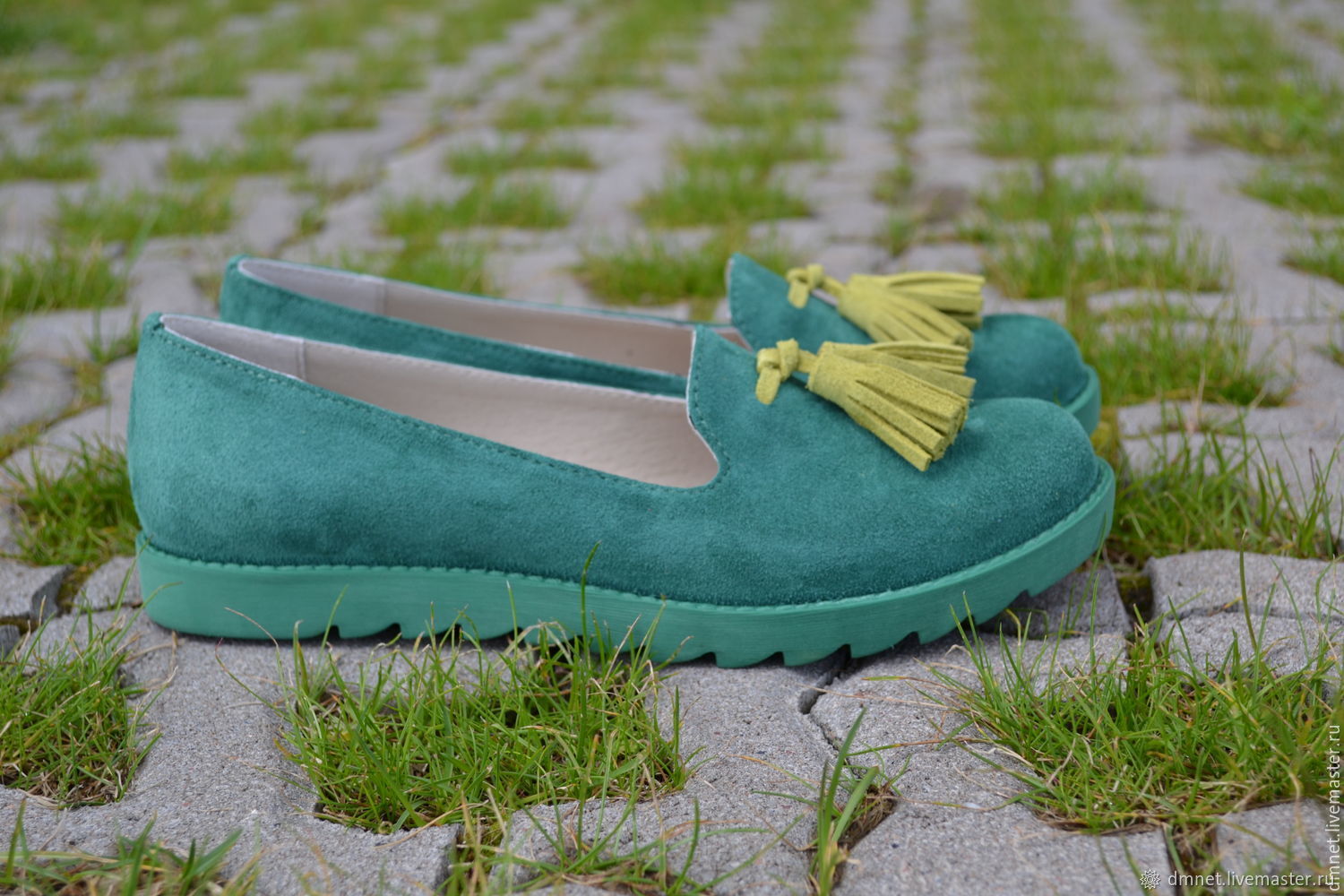 Зеленые лоферы. Лоферы замшевые зеленые. Лоферы женские замшевые. Зеленые лоферы женские. Обувь с зеленой подошвой.