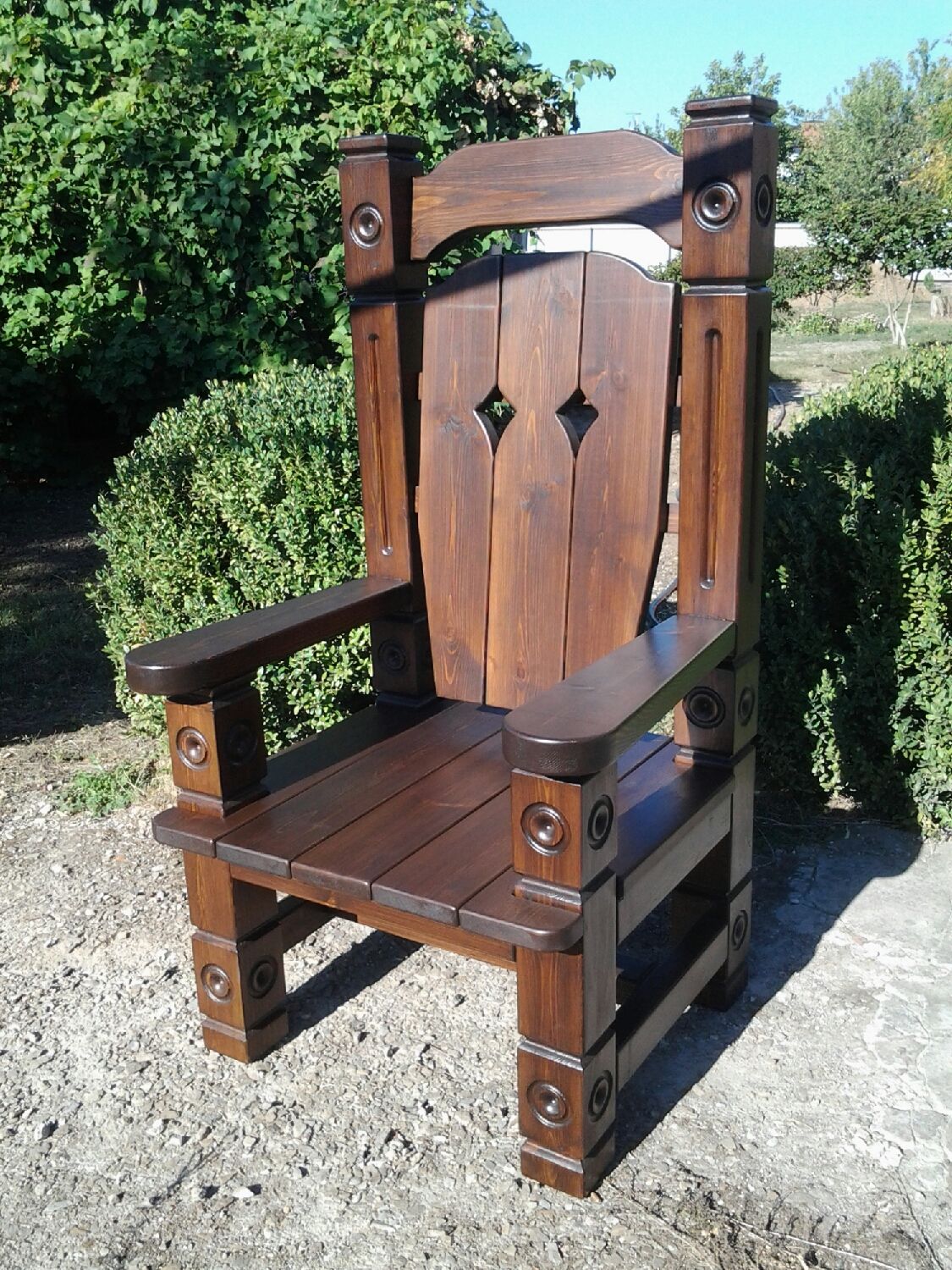 Массивные деревянные кресла