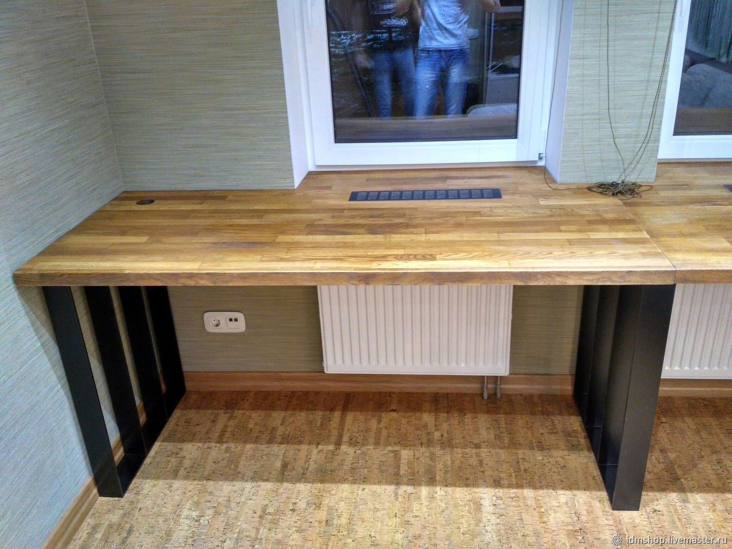 подоконник деревянный стол письменный