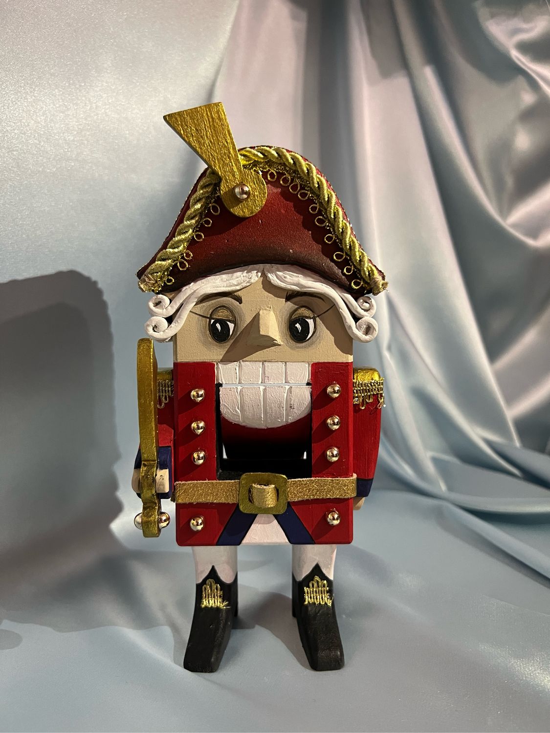 Поделка щелкунчик в детский сад. Деревянная кукла щелкунчик. Щелкунчик елочная игрушка ручной работы. Щелкунчик игрушка из дерева. Щелкунчик работа.