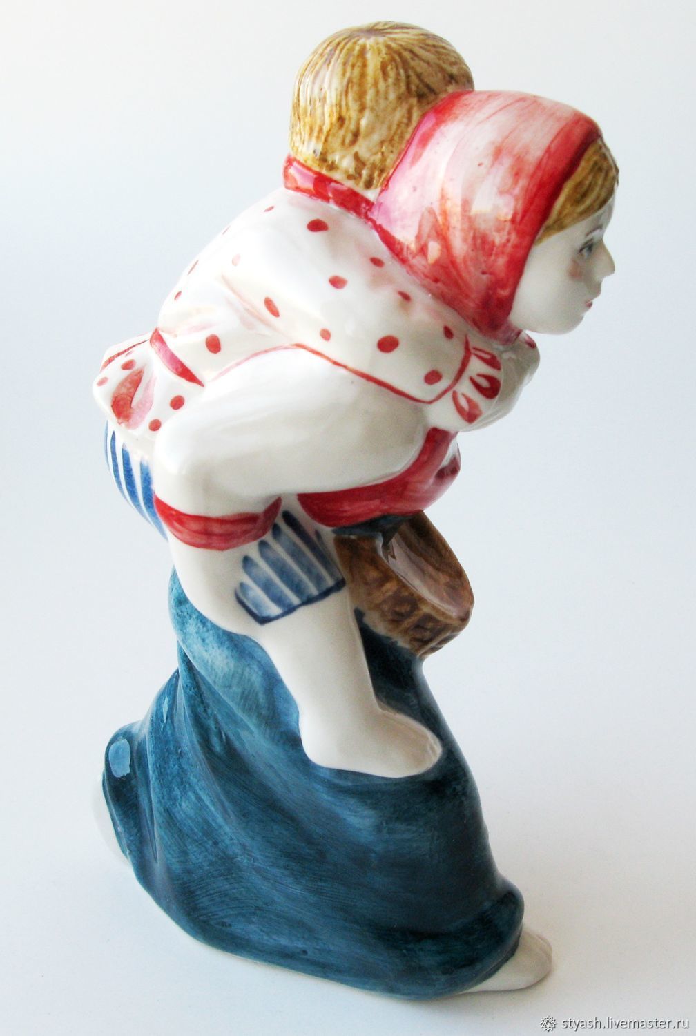 фарфоровая статуэтка аленушка и братец иванушка. фарфоровая статуэтка аленушка. турыгинский фарфоровый завод гжель. фарфоровая фигурка аленушка. фарфоровая статуэтка аленушка.