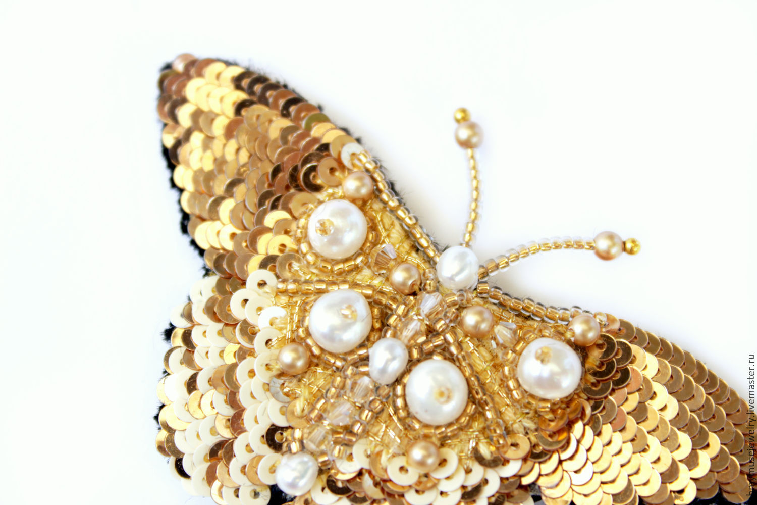 Золотая брошь бабочка