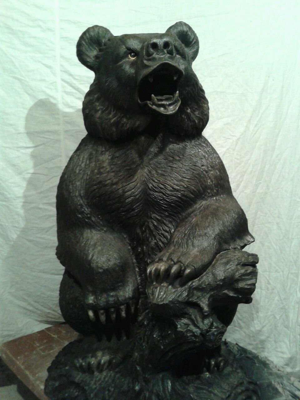 Bear stone. Медведь скульптура Уральский камень. Фигура медведя. Медвежонок скульптура. Фигурка медведя из натурального камня.