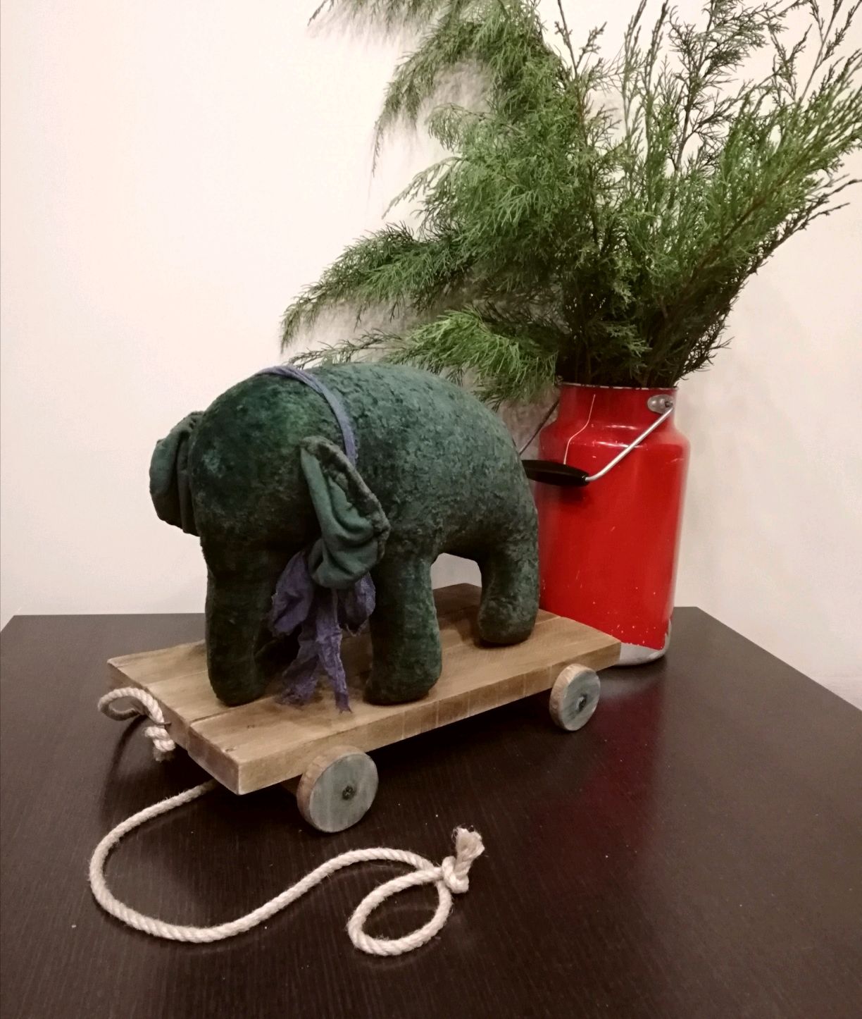 Зеленый слон с красной гривой игрушка